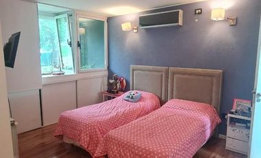 Casa de categoría en venta. Cuatro dormitorios y piscina en el centro de Ricardone.