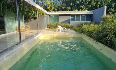 Casa de categoría en venta. Cuatro dormitorios y piscina en el centro de Ricardone.
