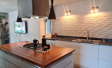 Casa de categoría en venta. Cuatro dormitorios y piscina en el centro de Ricardone.