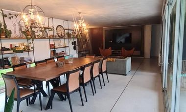 Casa de categoría en venta. Cuatro dormitorios y piscina en el centro de Ricardone.