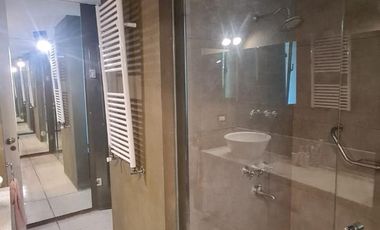 Casa de categoría en venta. Cuatro dormitorios y piscina en el centro de Ricardone.