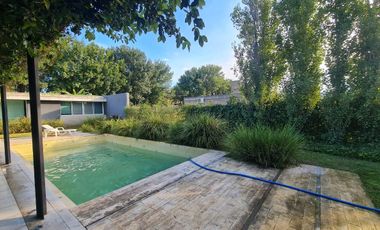 Casa de categoría en venta. Cuatro dormitorios y piscina en el centro de Ricardone.