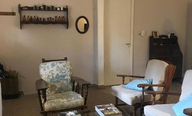 Casa en venta en centro de Adrogue 3 ambientes apto uso profesional con pileta