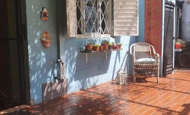 Casa en venta en centro de Adrogue 3 ambientes apto uso profesional con pileta