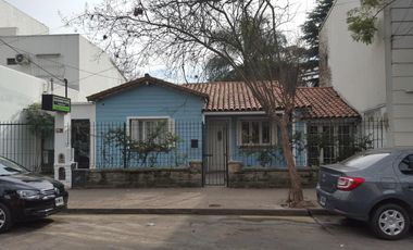 Casa en venta en centro de Adrogue 3 ambientes apto uso profesional con pileta
