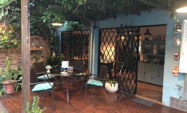 Casa en venta en centro de Adrogue 3 ambientes apto uso profesional con pileta