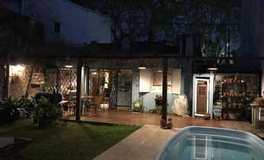 Casa en venta en centro de Adrogue 3 ambientes apto uso profesional con pileta