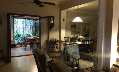 Casa en venta en centro de Adrogue 3 ambientes apto uso profesional con pileta