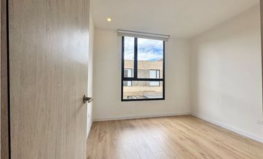 Arriendo casa campestre de dos niveles en conjunto en Cajica.