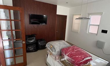 Casa en Renta Juriquilla Amueblada, Recámara o Estudio P/B, Amplio Jardín