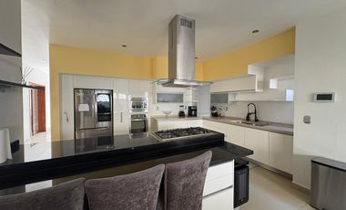 Casa en Renta Juriquilla Amueblada, Recámara o Estudio P/B, Amplio Jardín