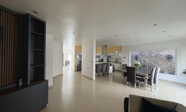 Casa en Renta Juriquilla Amueblada, Recámara o Estudio P/B, Amplio Jardín