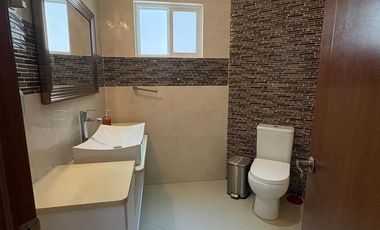 Casa en Renta Juriquilla Amueblada, Recámara o Estudio P/B, Amplio Jardín