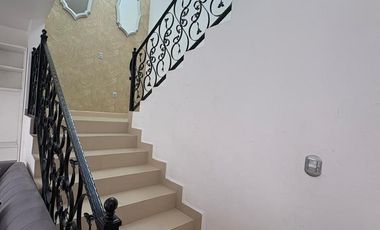 Casa en Renta Juriquilla Amueblada, Recámara o Estudio P/B, Amplio Jardín