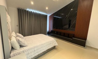 Casa en Renta Juriquilla Amueblada, Recámara o Estudio P/B, Amplio Jardín