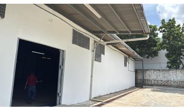 SE ALQULA BODEGA EN CARRASQUILLA DE 700MTS