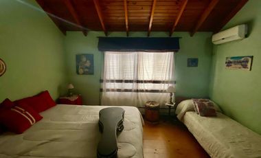 CASA VENTA EN BANFIELD DOS PLANTAS CON PATIO