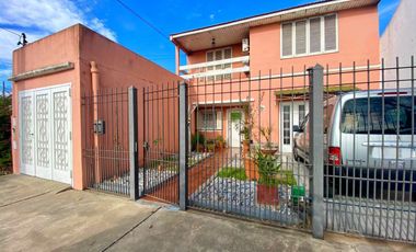 CASA VENTA EN BANFIELD DOS PLANTAS CON PATIO