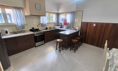 Casa en Venta 4 ambientes Quincho y Cochera