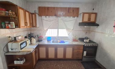 VENTA CASA 3 AMBIENTES CON QUINCHO Y COCHERA MERLO