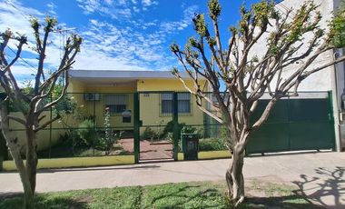VENTA CASA 3 AMBIENTES CON QUINCHO Y COCHERA MERLO