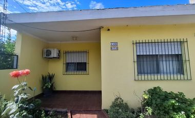 VENTA CASA 3 AMBIENTES CON QUINCHO Y COCHERA MERLO