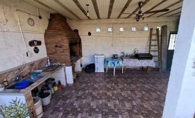 VENTA CASA 3 AMBIENTES CON QUINCHO Y COCHERA MERLO