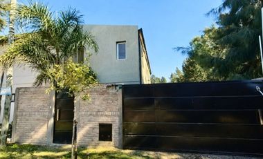 CASA EN VENTA PARQUE SICARDI 4 DORMITORIOS