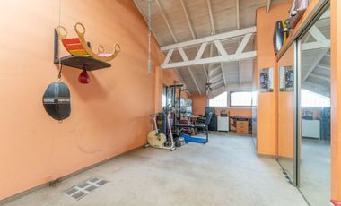 VENTA CASA - 6 AMB  PILETA/JARDIN/COCHERAS