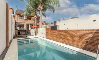 VENTA CASA - 6 AMB  PILETA/JARDIN/COCHERAS