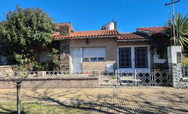 CASA 5 AMBIENTES EN VENTA BANFIELD APTA CREDITO