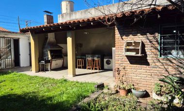 CASA 5 AMBIENTES EN VENTA BANFIELD APTA CREDITO