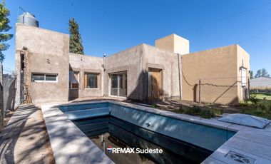 Amplia casa a estrenar con pileta