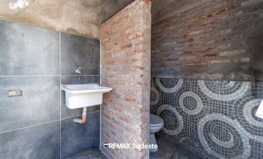 Amplia casa a estrenar con pileta