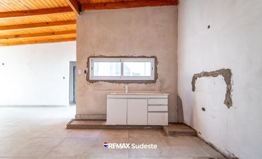 Amplia casa a estrenar con pileta