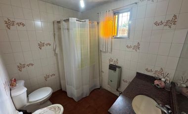CASA EN VENTA EN LINCOLN CON PILETA