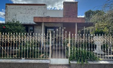 CASA EN VENTA EN LINCOLN CON PILETA