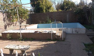 CASA EN VENTA EN LINCOLN CON PILETA
