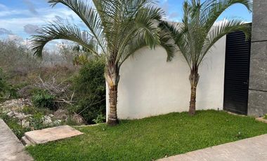 CASA EN RENTA AMUEBLADA DE 3 RECÁMARAS CON ALBERCA EN CONKAL