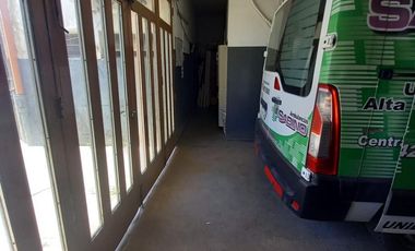 Galpón, local comercial y oficinas