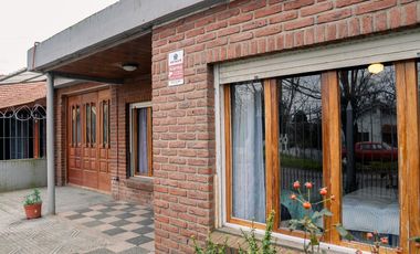 Venta casa 6 ambientes con gran parque