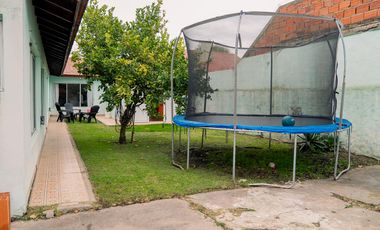 Venta casa 6 ambientes con gran parque