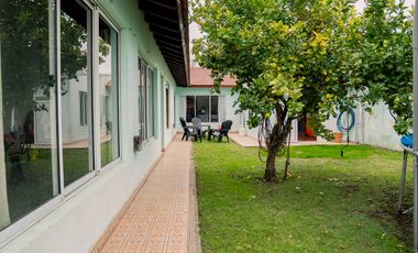 Venta casa 6 ambientes con gran parque