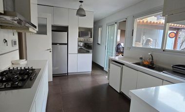 Casa actualizada a nuevo en alquiler cerca de todo!!