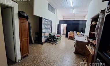 Propiedad Ideal Taller con vivienda y Local. Ideal Inversor