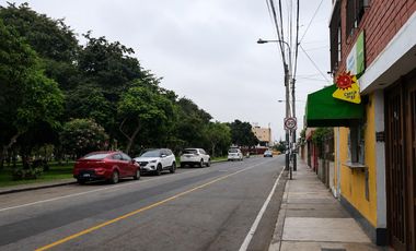 ¡Casa Comercial Con Múltiples Ambientes Y Gran Potencial De Inversión!