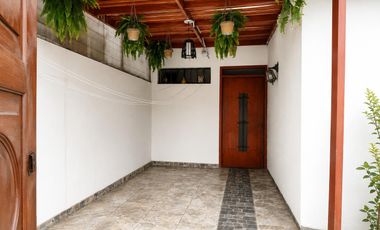 ¡Casa Comercial Con Múltiples Ambientes Y Gran Potencial De Inversión!