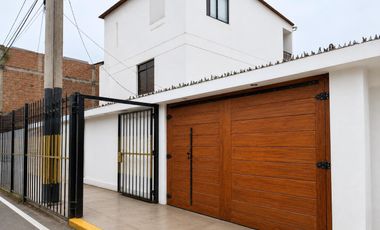 ¡Casa Comercial Con Múltiples Ambientes Y Gran Potencial De Inversión!