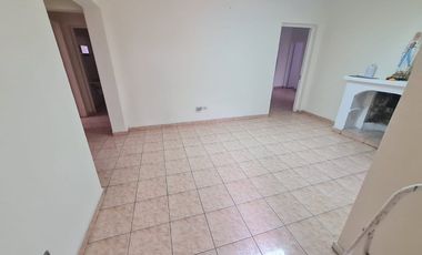 AMPLIA PROPIEDAD COMERCIAL EN BARRIO ITALIA