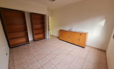 AMPLIA PROPIEDAD COMERCIAL EN BARRIO ITALIA